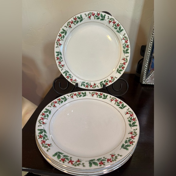 Set of 4 Gibson White and Green Holly Dinner Plates berries Christmas holiday - Picture 1 of 11